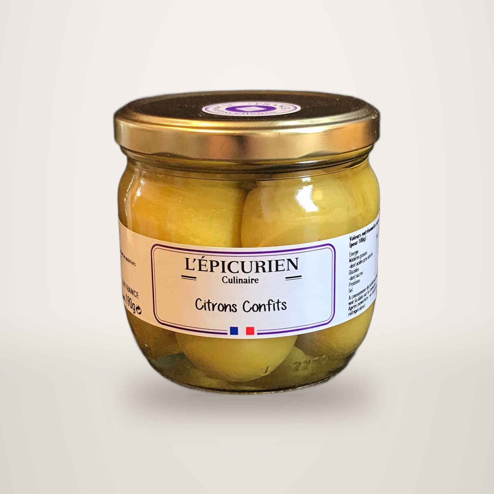 Un bocal de citrons confits L’Épicurien Culinaire sur fond de studio sombre.