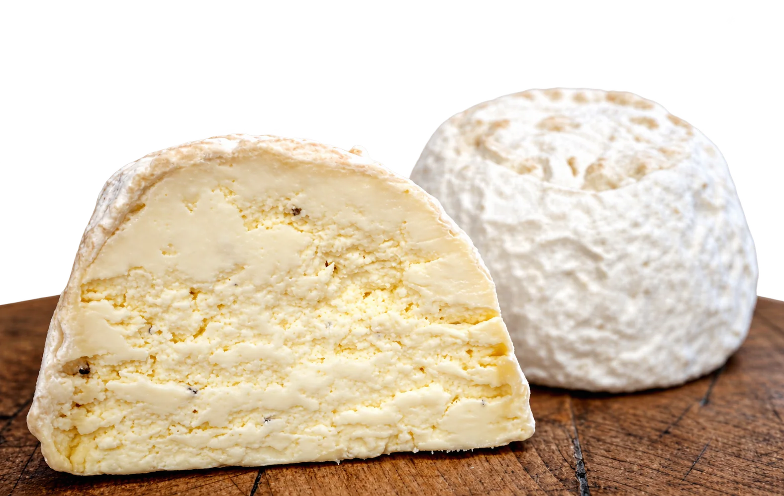 Un fromage coupé à croûte fleurie posé sur une planche en bois.